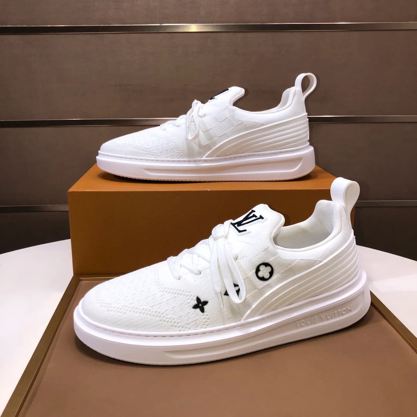 Men's men's shoes 💰640💰Original development, quality shipping, welcome to compare - LV sneaker series sports shoes introduce the loose silhouette of the ready-to-wear series into the spring and summer men's wear shows and make an eye-catching appearance. The cow leather upper is combined with rough fabric laces, and colorful beading highlights the brand's classic elements. LV letters mark the tongue and Monogram floral outsole. Mixed materials Made of top-grain cowhide, thick shoelace design, large Monogram print on the side, mesh lining and cotton feet, the comfort is as extreme as ever, premium heritage, quality first, worth owning! Size: Men’s 38-45 (45 is custom-made and cannot be returned or exchanged)